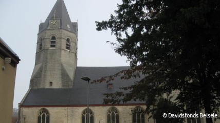 Onder de kerktoren