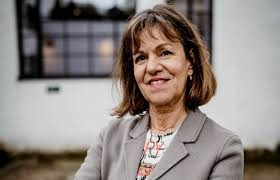 "Leven en lijden met de Britten" theatertour van Lia van Bekhoven, de stem uit Londen