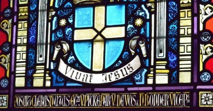 Kleurrijke parels: geheimen van glasramen onthuld