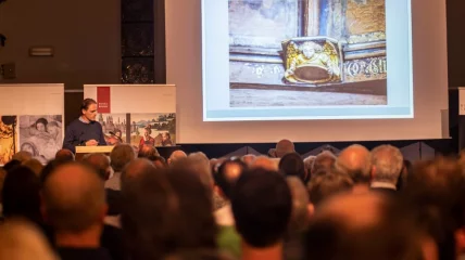Vierhonderd Davidsfondsers overspoelen het Gruuthusemuseum