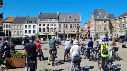 Grafheuvels, stroopfabrieken en doorzichtige kerken. Fietsen door de geschiedenis van Limburgs Haspengouw.