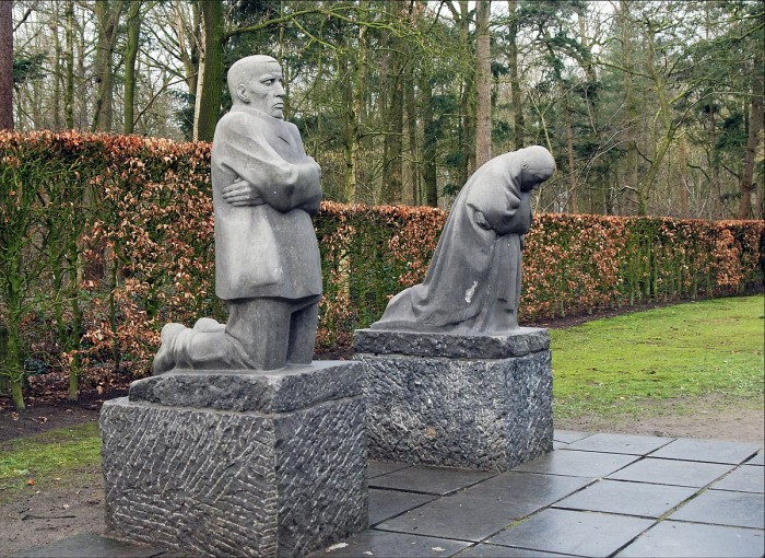 1200px-Deutscher_Soldatenfriedhof_Vladslo_-_Trauernde_Eltern